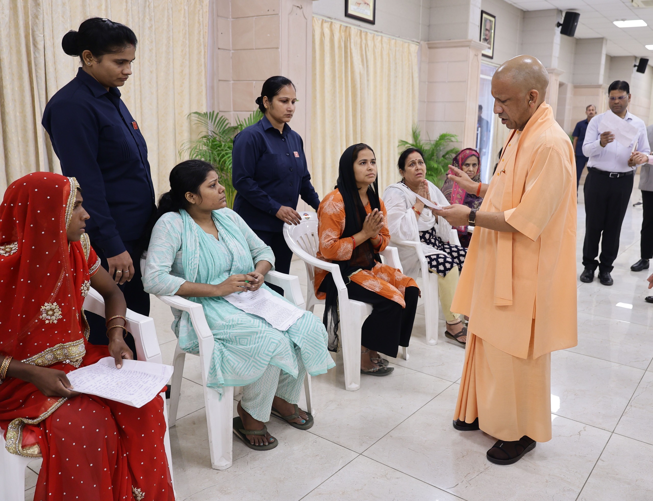 पढ़ाई का सपना टूटने नहीं देंगे योगी! जनता दर्शन में बेटी की पुकार सुन भावुक हुए मुख्यमंत्री, अफसरों को भी दी सख्त चेतावनी..? पढ़ाई का सपना टूटने नहीं देंगे योगी! जनता दर्शन में बेटी की पुकार सुन भावुक हुए मुख्यमंत्री, अफसरों को भी दी सख्त चेतावनी..?